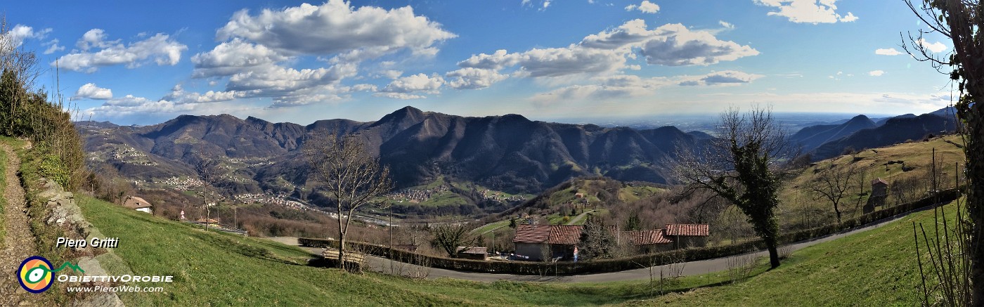 81 Vista panoramica da S. Antonio Abb. sulla conca di Zogno.jpg